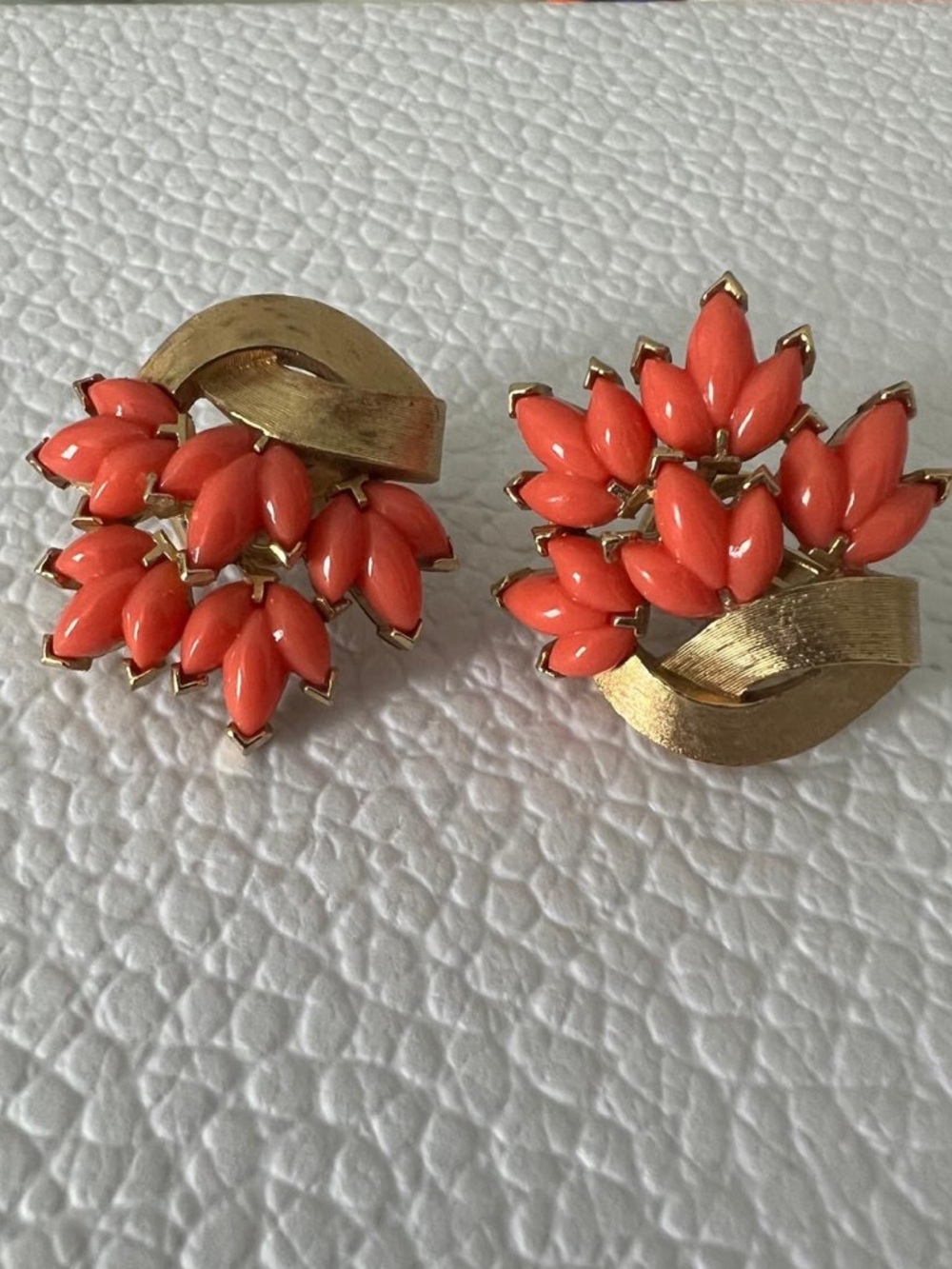 Rare Trifari Coral Cluster Leaves Vintage Clip-On Earrings - Picture 3 of 5